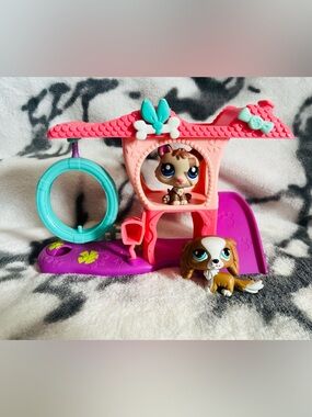2010 Littlest Pet Shop Playful Puppy House Play Set with 2 LPS Puppies.